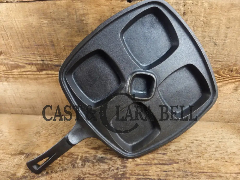 Beautiful 1940’s later series Wagner Square ’Benedict’ skillet. Perfect for cooking multiple sandwiches at once. A