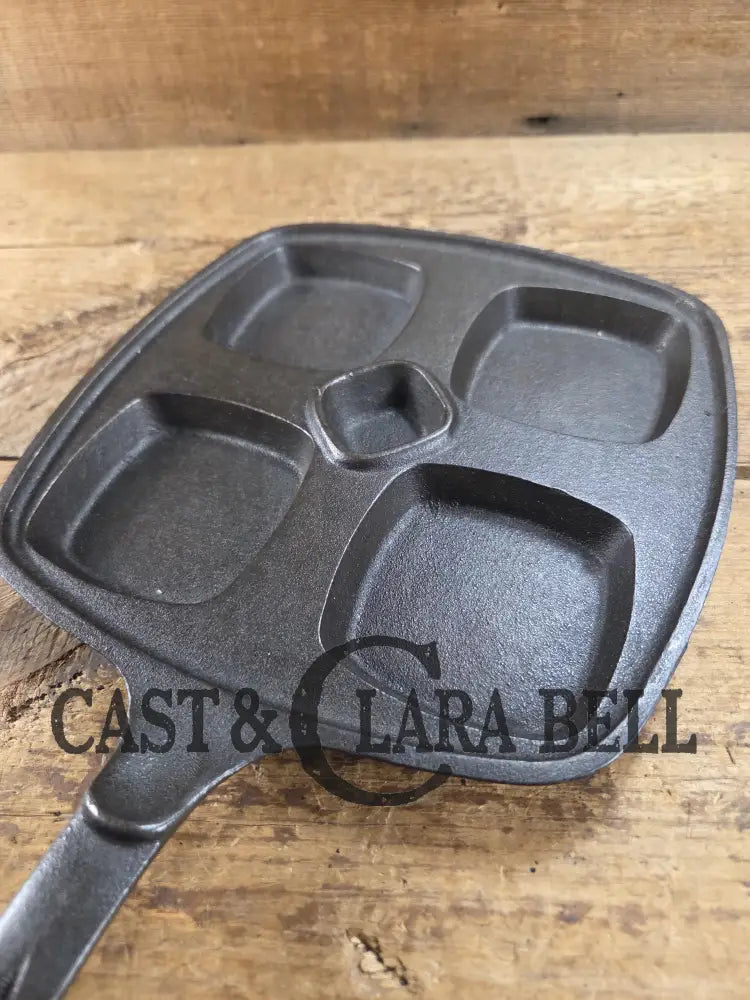 Beautiful 1940’s later series Wagner Square ’Benedict’ skillet. Perfect for cooking multiple sandwiches at once. A