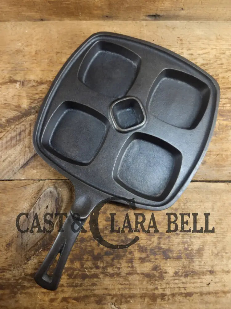 Beautiful 1940’s later series Wagner Square ’Benedict’ skillet. Perfect for cooking multiple sandwiches at once. A