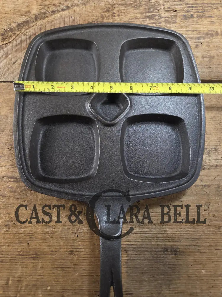 Beautiful 1940’s later series Wagner Square ’Benedict’ skillet. Perfect for cooking multiple sandwiches at once. A