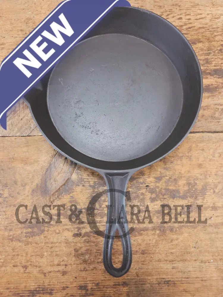 Beautiful Antique gate-marked unknown #9 skillet. Est 1880’s. Left single spout heat ring bottom w/ semi fancy handle