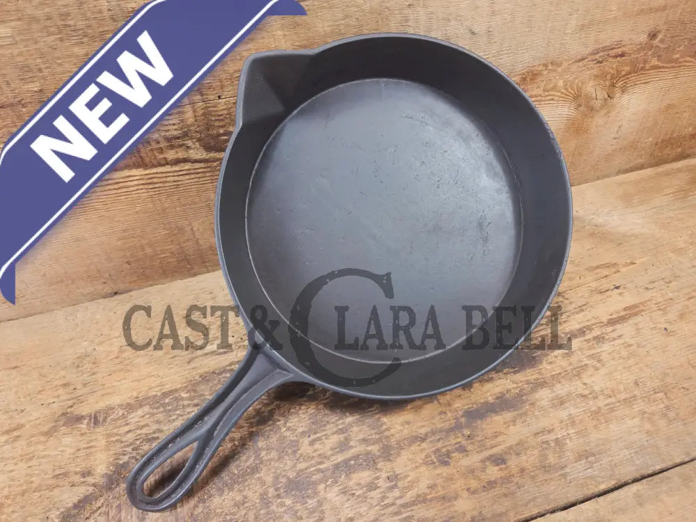 Beautiful Antique gate-marked unknown #9 skillet. Est 1880’s. Left single spout heat ring bottom w/ semi fancy handle