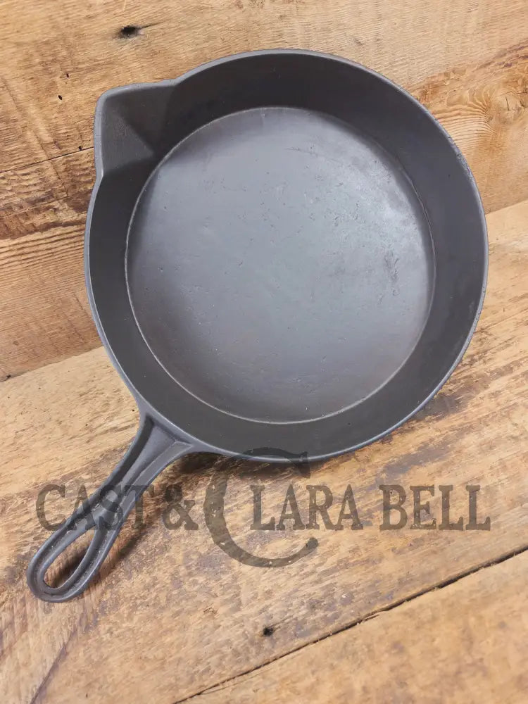 Beautiful Antique gate-marked unknown #9 skillet. Est 1880’s. Left single spout heat ring bottom w/ semi fancy handle