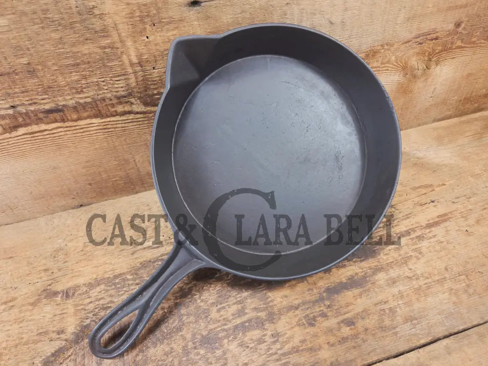 Beautiful Antique gate-marked unknown #9 skillet. Est 1880’s. Left single spout heat ring bottom w/ semi fancy handle