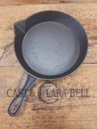 Beautiful Antique gate-marked unknown #9 skillet. Est 1880’s. Left single spout heat ring bottom w/ semi fancy handle