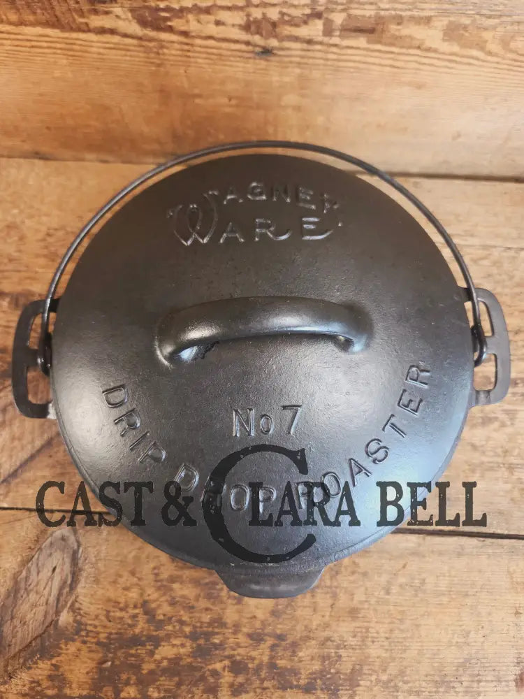 Beautiful elegant and tough to find! 1920’s Wagner Ware #7 Round Roaster with #1267 w/ fully marked Sawtooth Lid