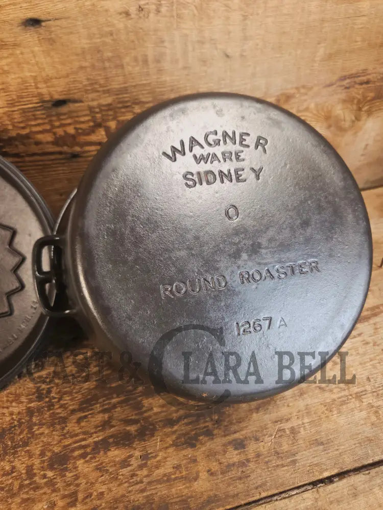 Beautiful elegant and tough to find! 1920’s Wagner Ware #7 Round Roaster with #1267 w/ fully marked Sawtooth Lid