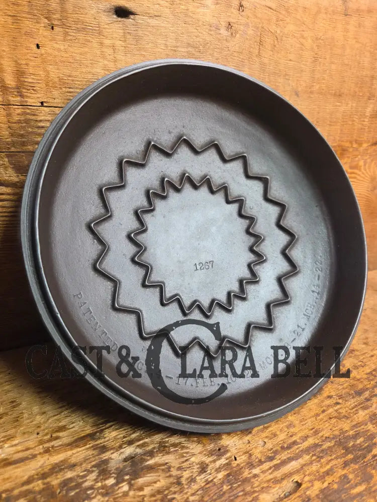 Beautiful elegant and tough to find! 1920’s Wagner Ware #7 Round Roaster with #1267 w/ fully marked Sawtooth Lid Dutch