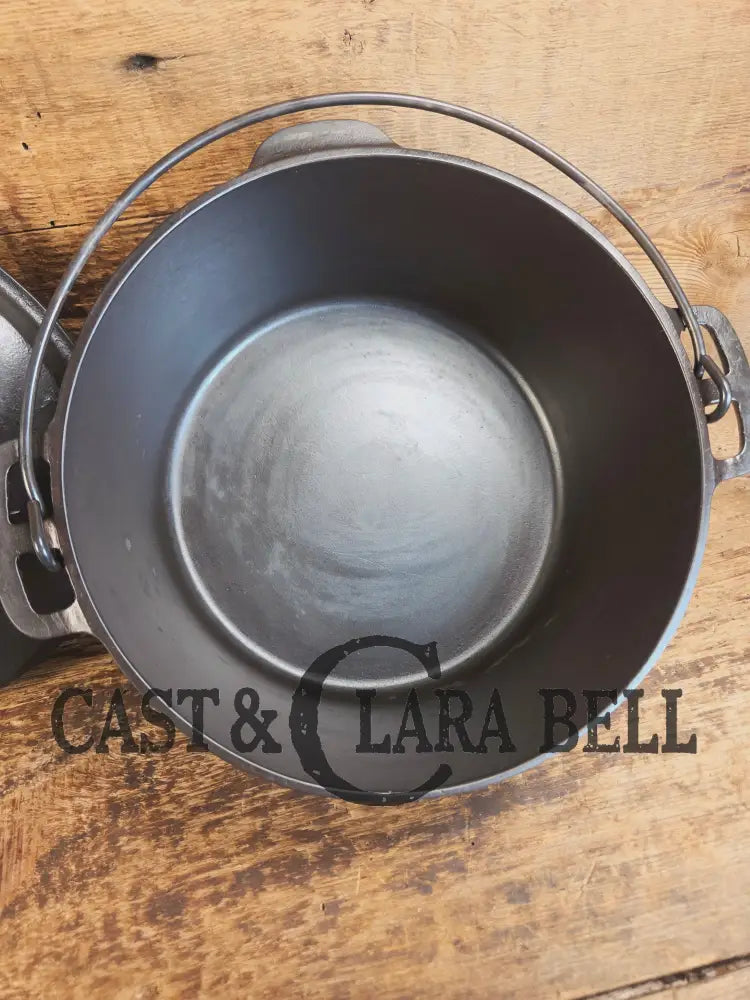 Beautiful elegant and tough to find! 1920’s Wagner Ware #7 Round Roaster with #1267 w/ fully marked Sawtooth Lid