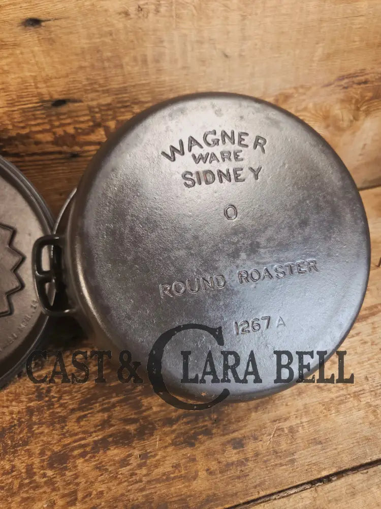 Beautiful elegant and tough to find! 1920’s Wagner Ware #7 Round Roaster with #1267 w/ fully marked Sawtooth Lid