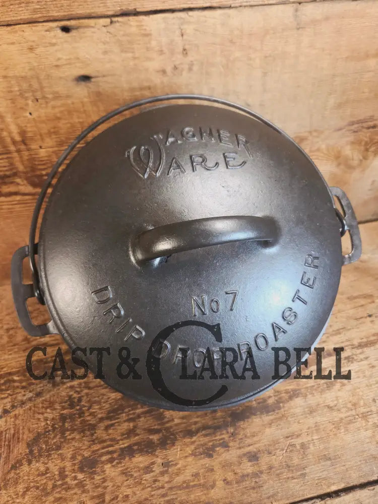 Beautiful elegant and tough to find! 1920’s Wagner Ware #7 Round Roaster with #1267 w/ fully marked Sawtooth Lid