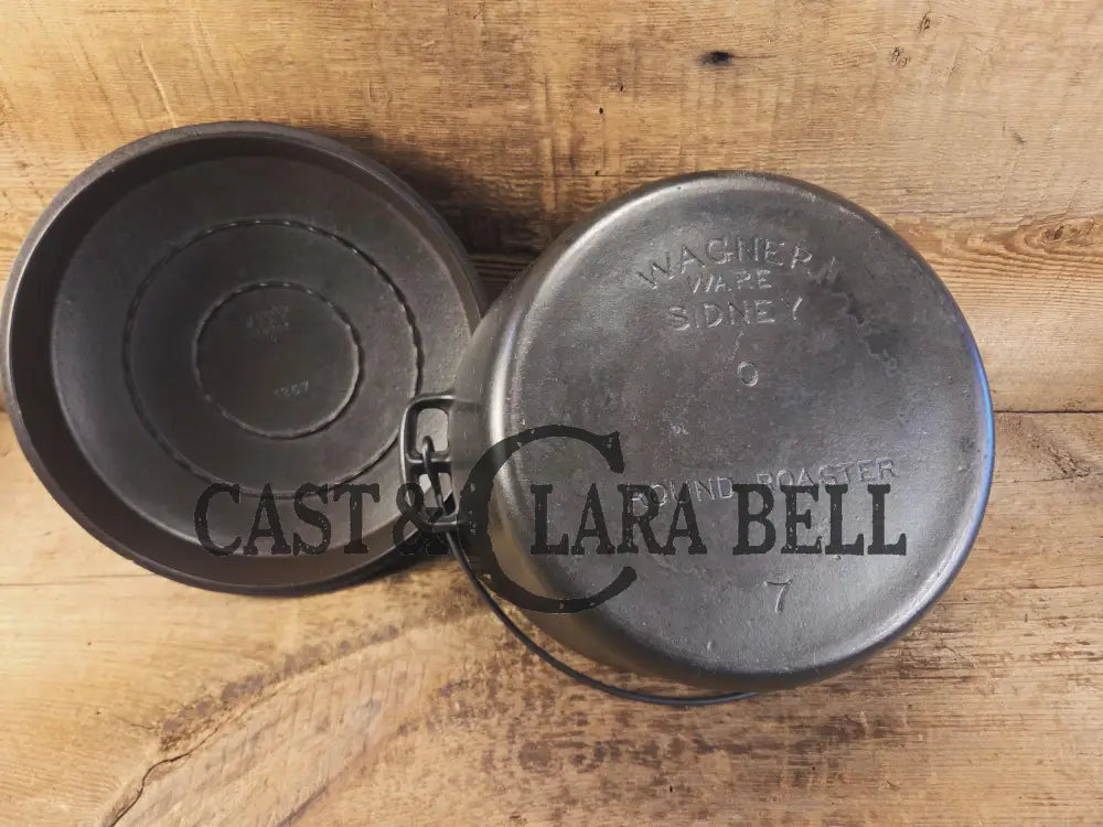 Beautiful elegant and tough to find! 1920’s Wagner Ware #7 Round Roaster with #1267 w/ Sawtooth Lid. Ring style Lid!