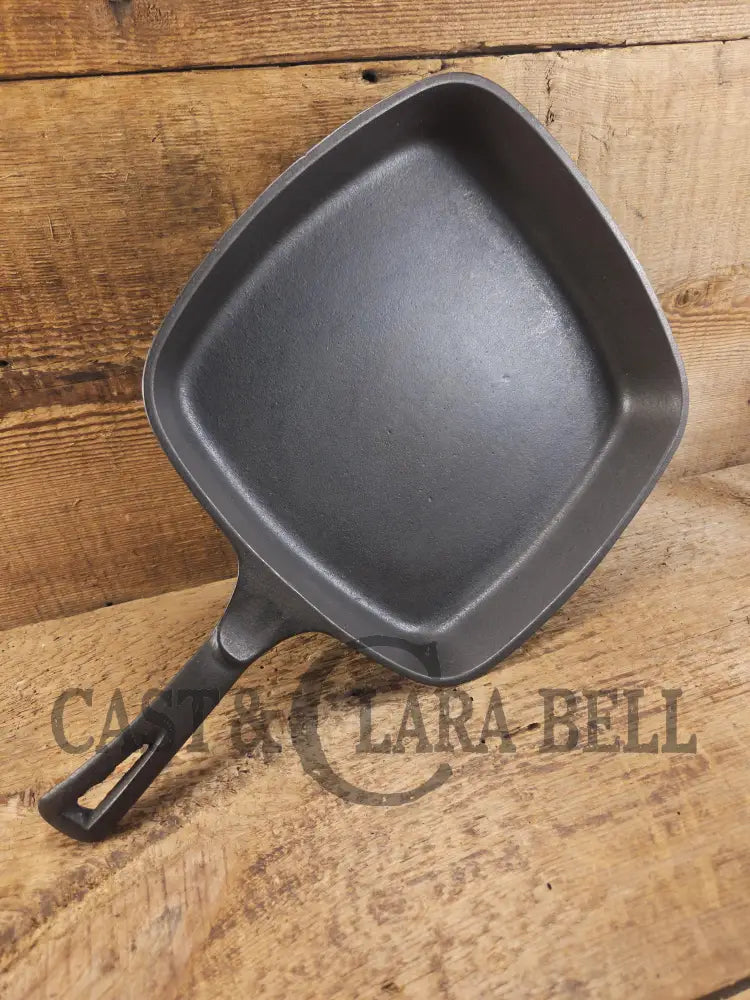 Beautiful 1940’s later series Wagner Square Skillet Fully Restored and Ready to Go. Perfect for breakfasts frying and
