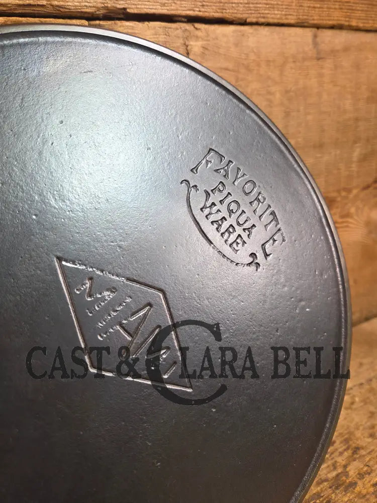 Beautiful piece! 1920’s Favorite Piqua Miami Dual Logo #9 cast iron Skillet with Heat Ring Skillet