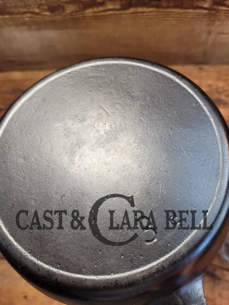 Beautiful Vintage Unmarked Favorite Skillet #3 Cast Iron Egg Skillet. Great Everyday Pan!