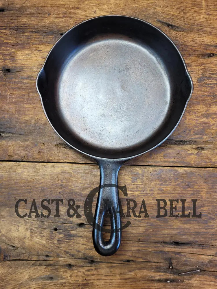 Beautiful Vintage Unmarked Favorite Skillet #3 Cast Iron Egg Skillet. Great Everyday Pan!