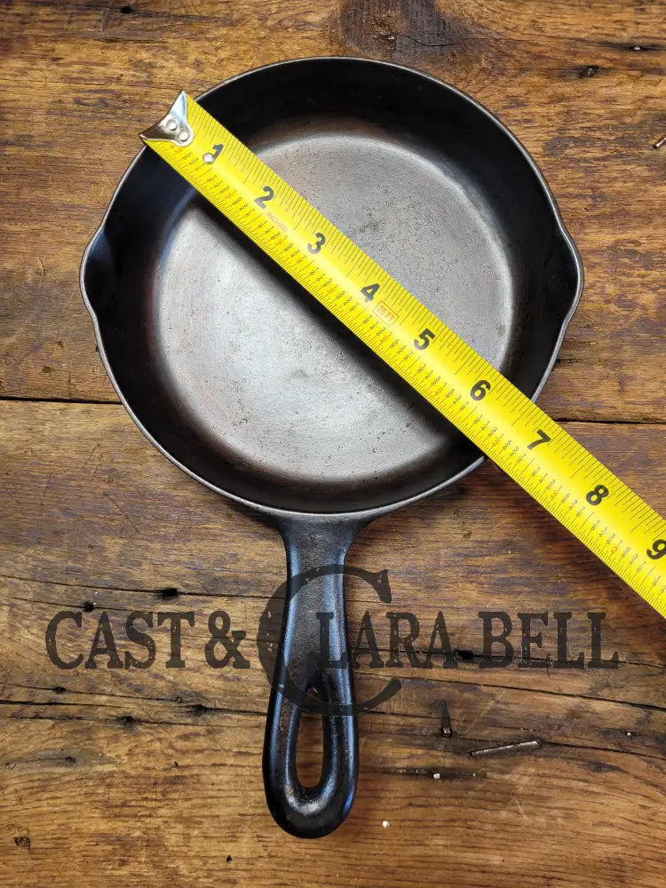Beautiful Vintage Unmarked Favorite Skillet #3 Cast Iron Egg Skillet. Great Everyday Pan!