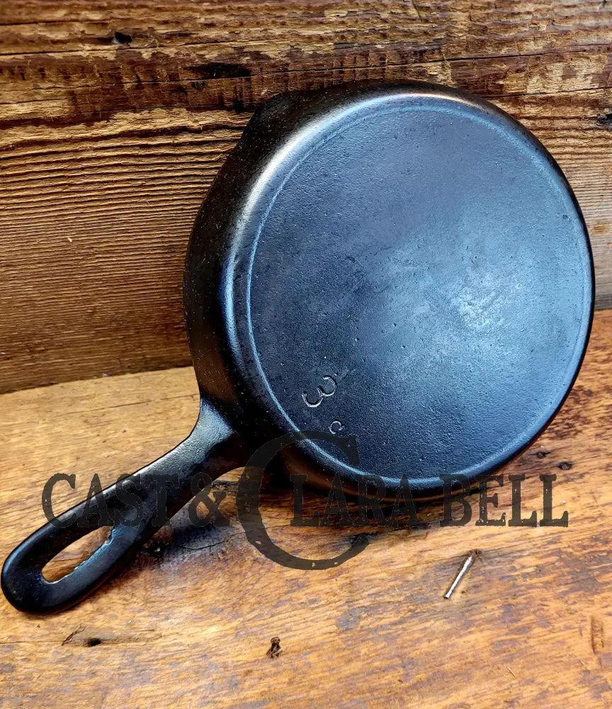 Beautiful Vintage Unmarked Favorite Skillet #3 Cast Iron Egg Skillet. Great Everyday Pan!
