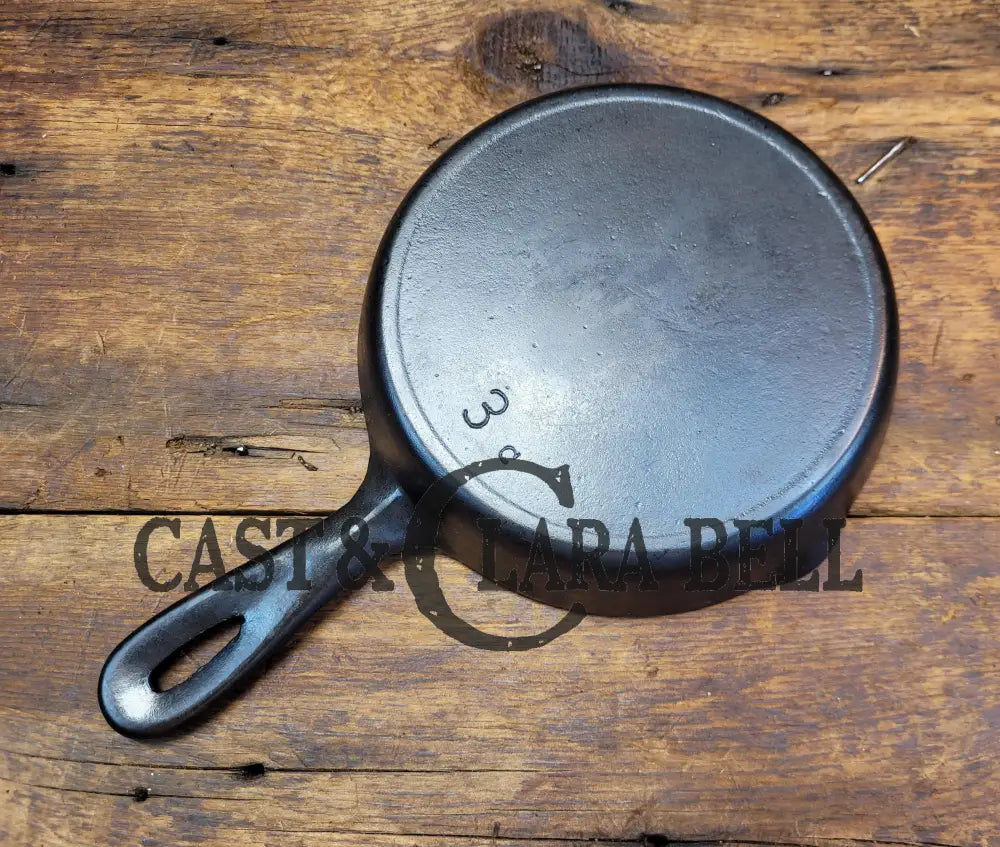 Beautiful Vintage Unmarked Favorite Skillet #3 Cast Iron Egg Skillet. Great Everyday Pan!
