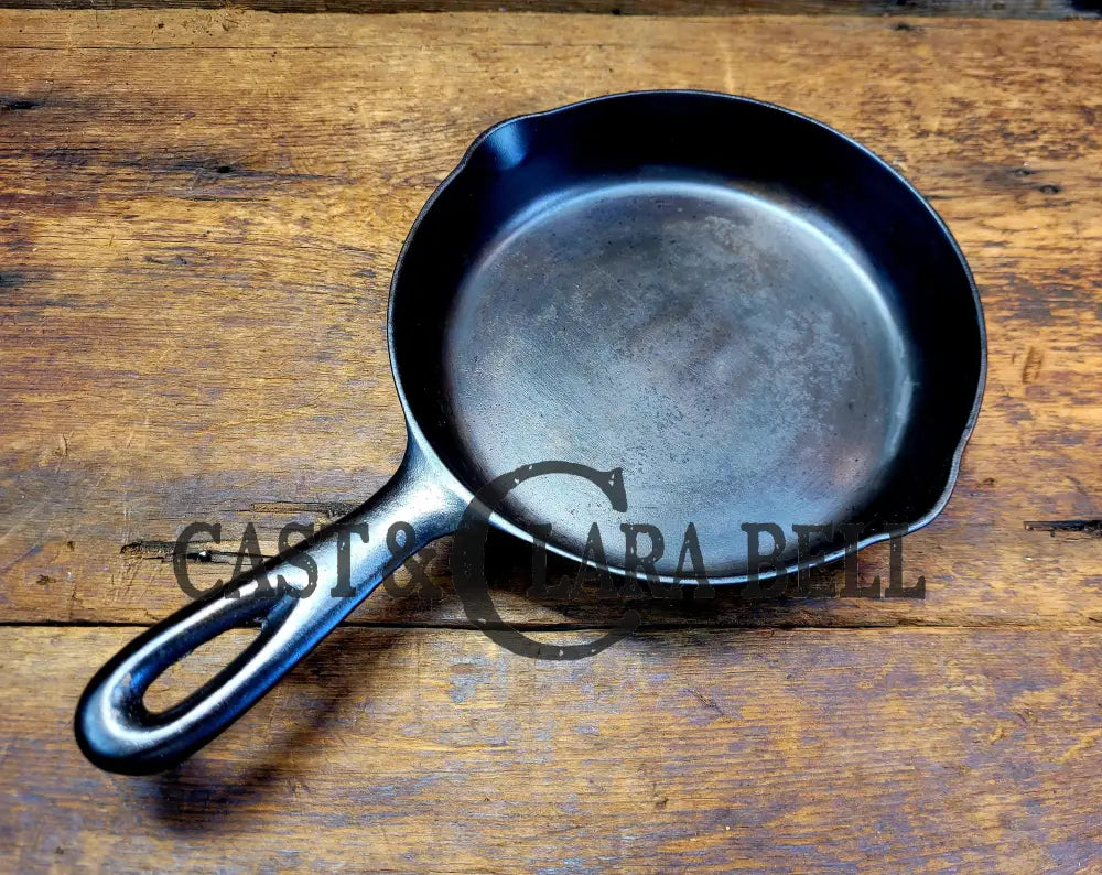 Beautiful Vintage Unmarked Favorite Skillet #3 Cast Iron Egg Skillet. Great Everyday Pan!