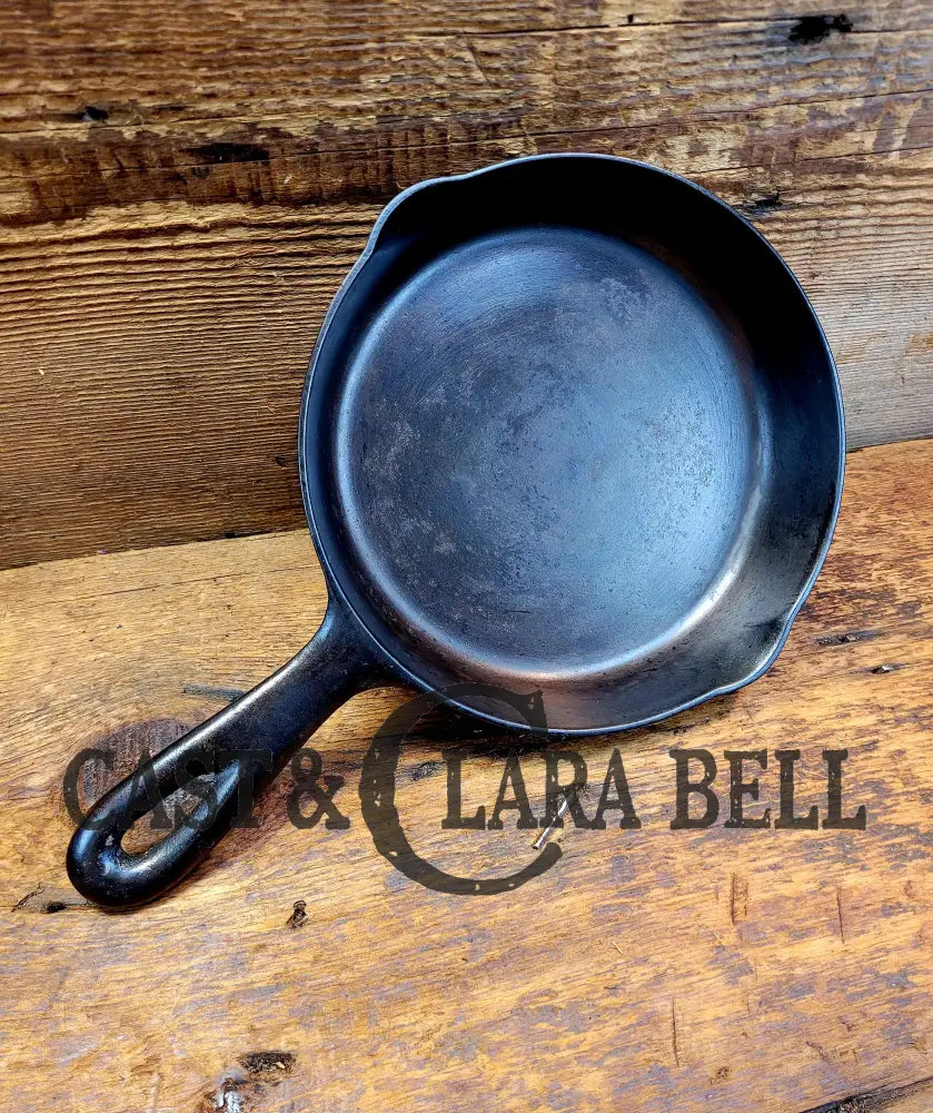Beautiful Vintage Unmarked Favorite Skillet #3 Cast Iron Egg Skillet. Great Everyday Pan!