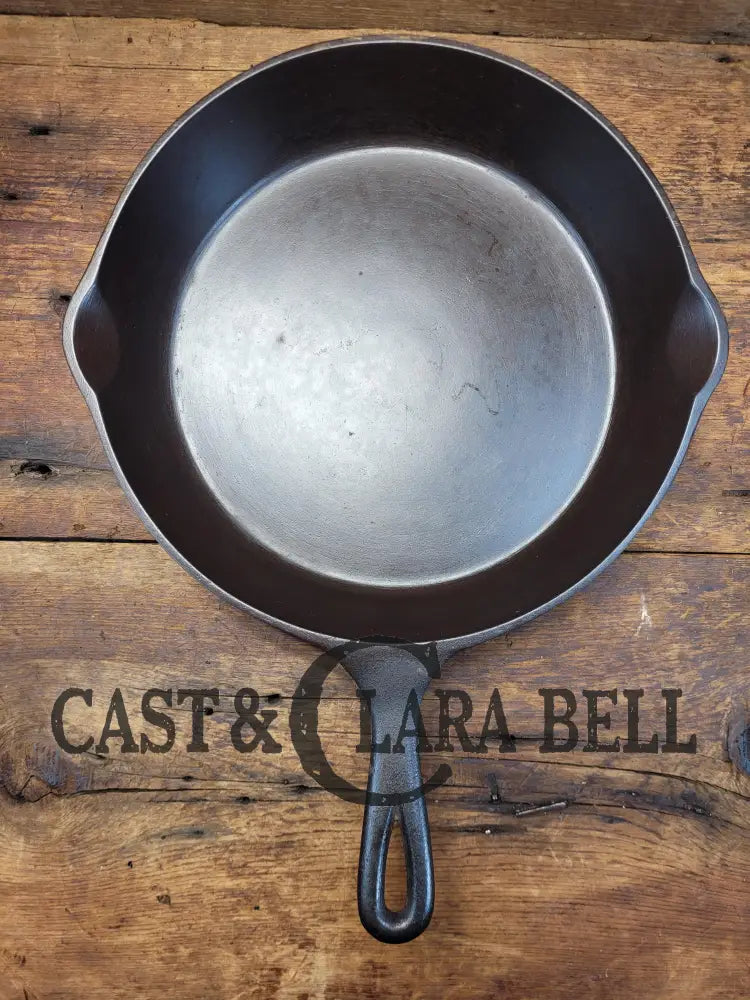 Beautiful Vintage Unmarked Favorite Skillet #8 Cast Iron Skillet. Great Everyday Pan Wonderfully