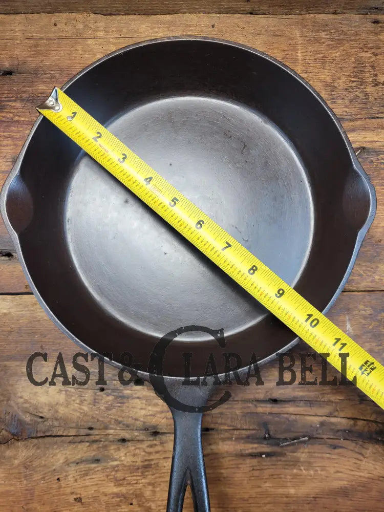 Beautiful Vintage Unmarked Favorite Skillet #8 Cast Iron Skillet. Great Everyday Pan Wonderfully