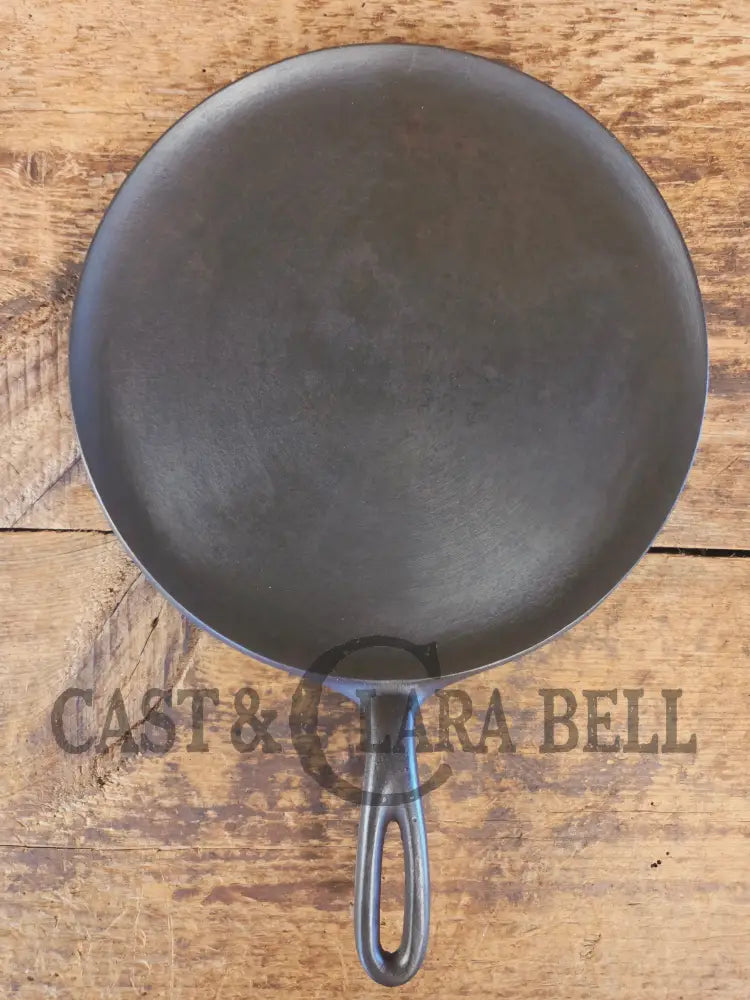 BEST Seller! 1930’s Wagner #9 Round Griddle Stylized Logo 1109 A. Perfect for grilled cheese omelettes and flat iron