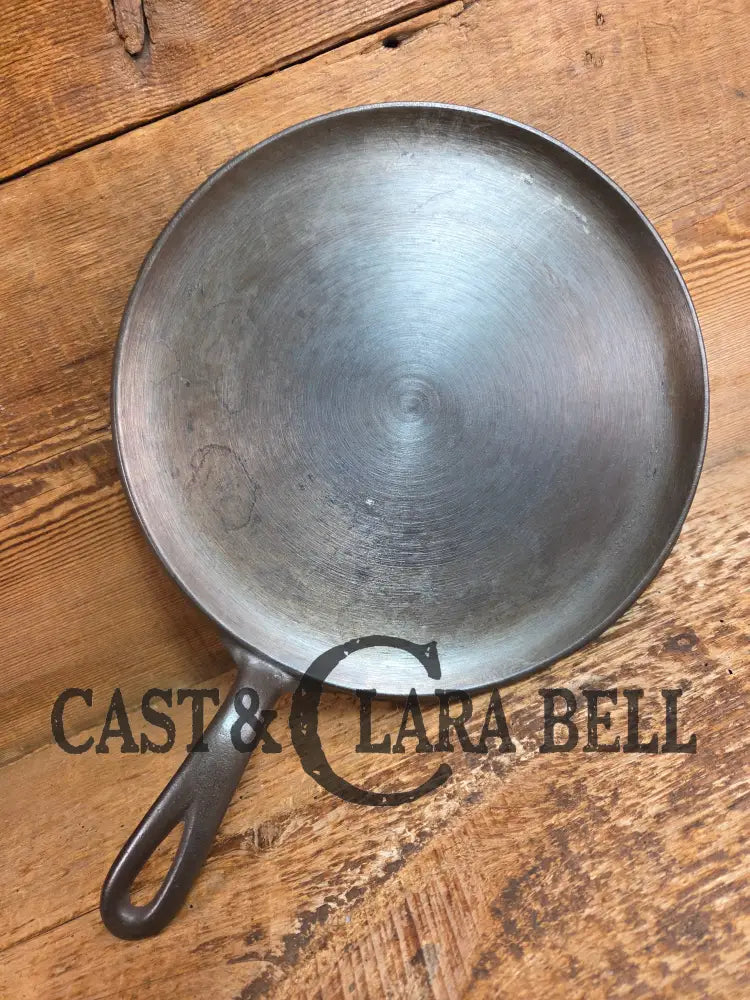 BEST Seller! 1930’s Wagner #9 Round Griddle Stylized Logo 1109 D. Perfect for grilled cheese omelettes and flat iron