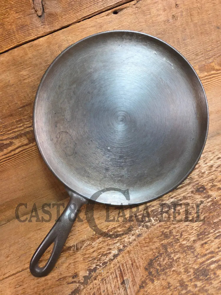 BEST Seller! 1930’s Wagner #9 Round Griddle Stylized Logo 1109 D. Perfect for grilled cheese omelettes and flat iron