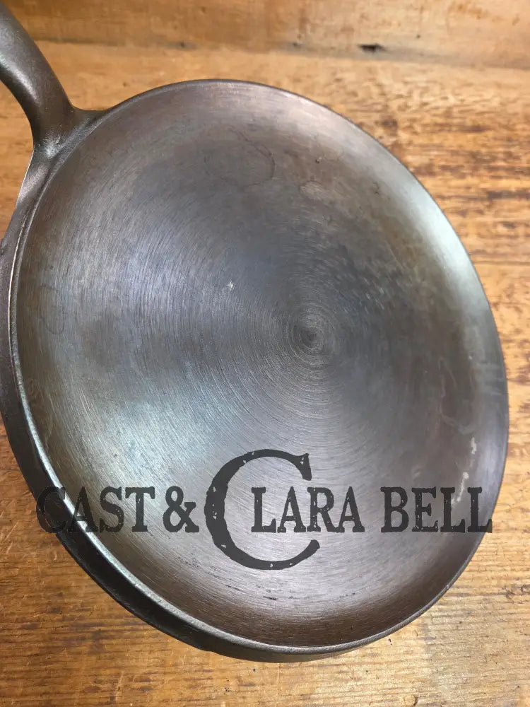 BEST Seller! 1930’s Wagner #9 Round Griddle Stylized Logo 1109 D. Perfect for grilled cheese omelettes and flat iron