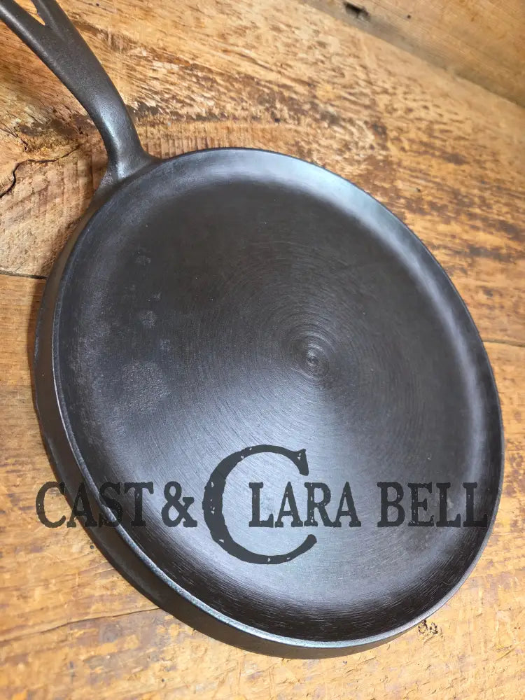 BEST Seller! 1930’s Wagner #9 Round Griddle Stylized Logo 1109 D. Perfect for grilled cheese omelettes and flat iron