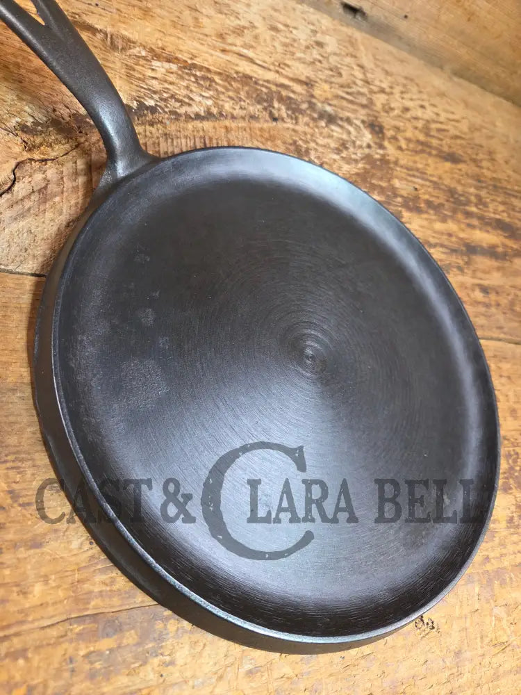 BEST Seller! 1930’s Wagner #9 Round Griddle Stylized Logo 1109 D. Perfect for grilled cheese omelettes and flat iron