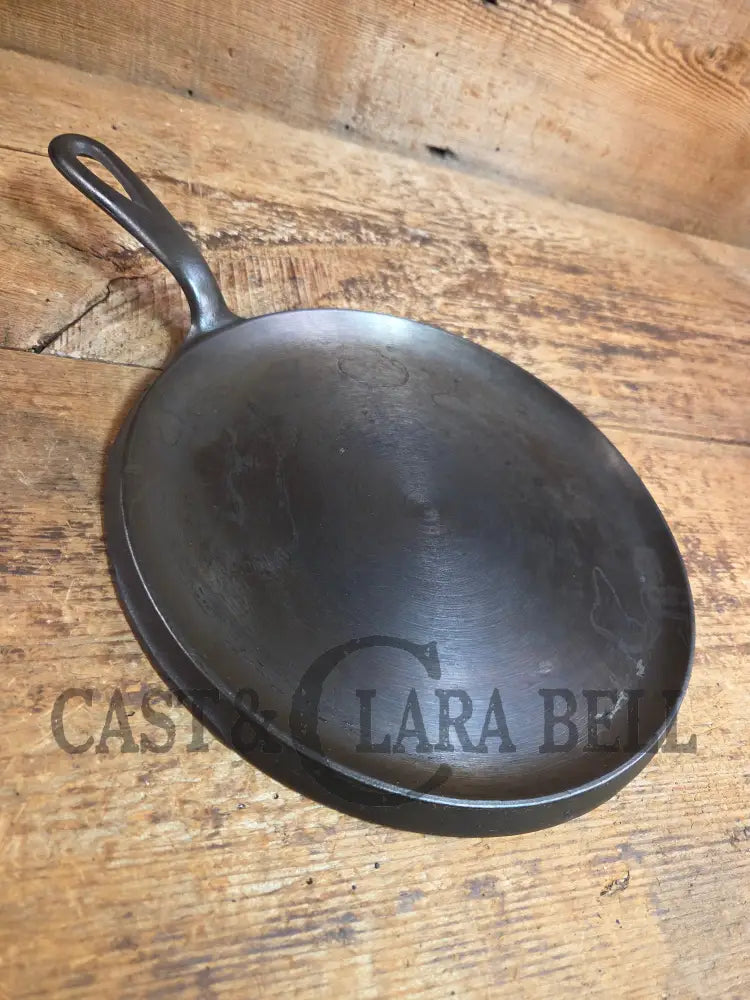BEST Seller! 1930’s Wagner #9 Round Griddle Stylized Logo 1109 D. Perfect for grilled cheese omelettes and flat iron