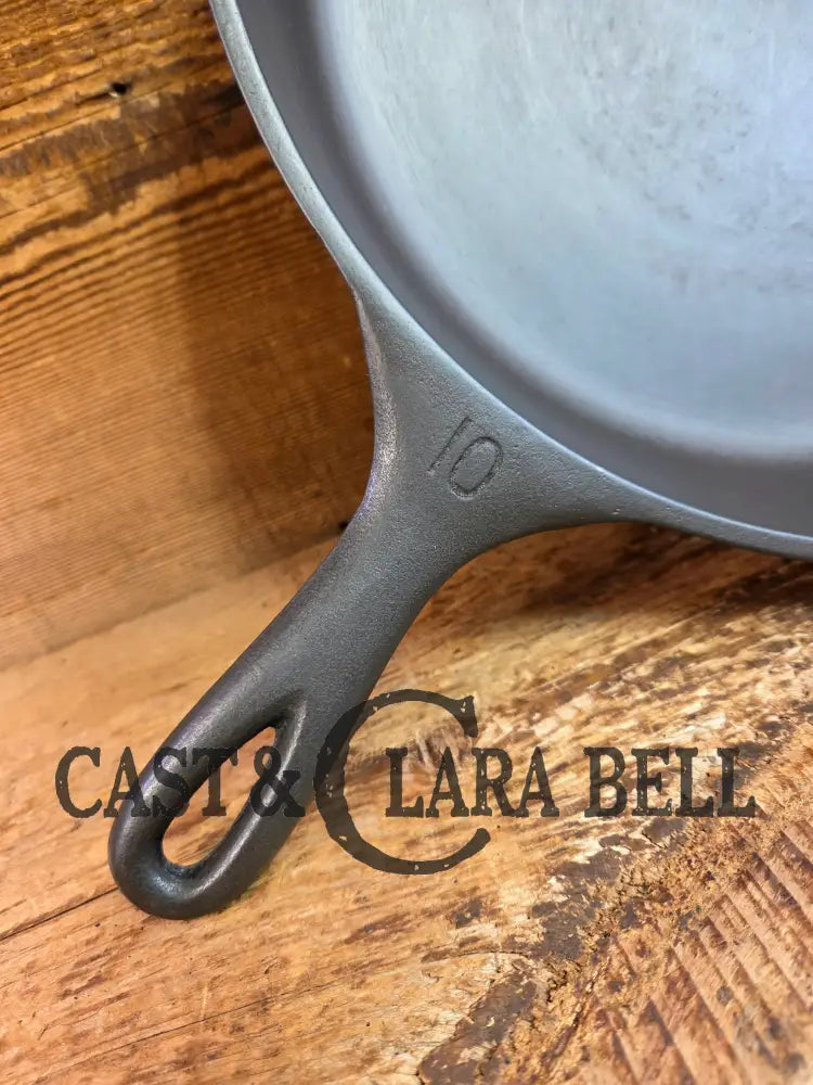Big 1930’s Wagner Ware #10 Cast Iron Skillet with Stylized Logo 1060 H. Great Bacon skillet!