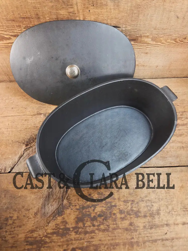 Calling all bread bakers! Beautiful elegant hard to find Wagner made ’Montgomery Ward’ #3 Oval Roaster Dutch Ovens