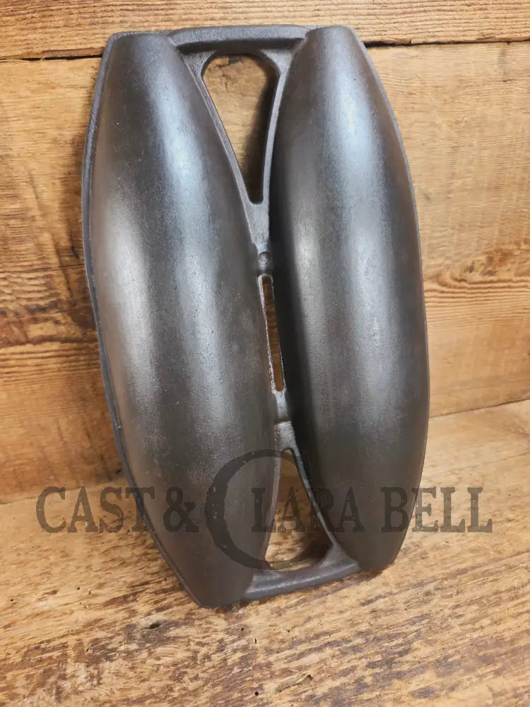 Calling all sourdough fanatics! This Griswold 2 Cup Vienna Bread Pan is a tough one to find! 1920’s Era Raised Letter
