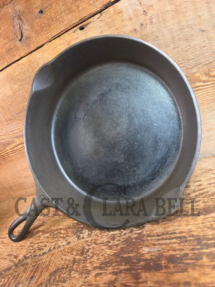 Canadian made vintage T.Eaton Foundry #8 Skillet. The Canadian ’Griswold’ style skillet - Skillet