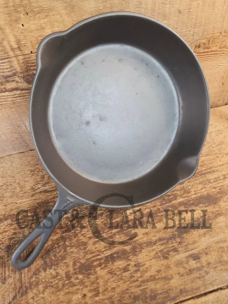 Classic 1910’s Lodge Raised #7 Heat Ring Single Notch. Light sleek and ready to cook with! - Skillet