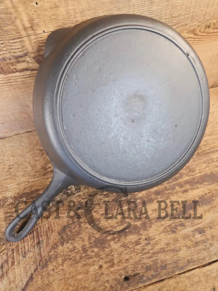 Classic 1910’s Lodge Raised #7 Heat Ring Single Notch. Light sleek and ready to cook with! - Skillet