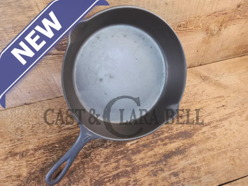 Classic 1910’s Lodge Raised #7 Heat Ring Single Notch. Light sleek and ready to cook with! - Skillet