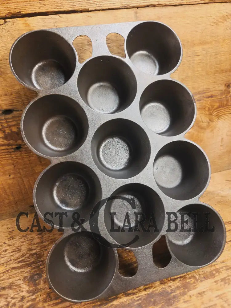 Classic! Griswold No. 10 Popover Pan 948. Variation 14 Closed Frame. Ready to make delicious brownies cupcakes or