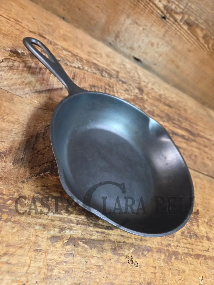 Collector grade and hard to find 1930’s early round handle Wagner Ware Sidney -O- ’Chef Skillet’ 1384 Skillet