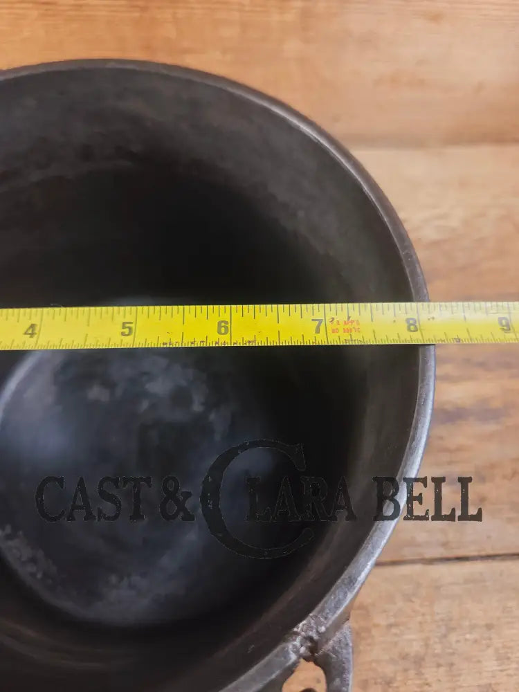 Collector’s Piece: 1930’s #6 Wagner Ware Sidney flat bottom kettle. PERFECT daily user for soups stews and chili! Dutch