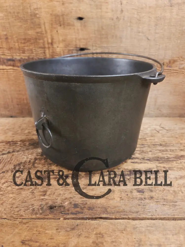 Collector’s Piece: 1930’s #6 Wagner Ware Sidney flat bottom kettle. PERFECT daily user for soups stews and chili! Dutch