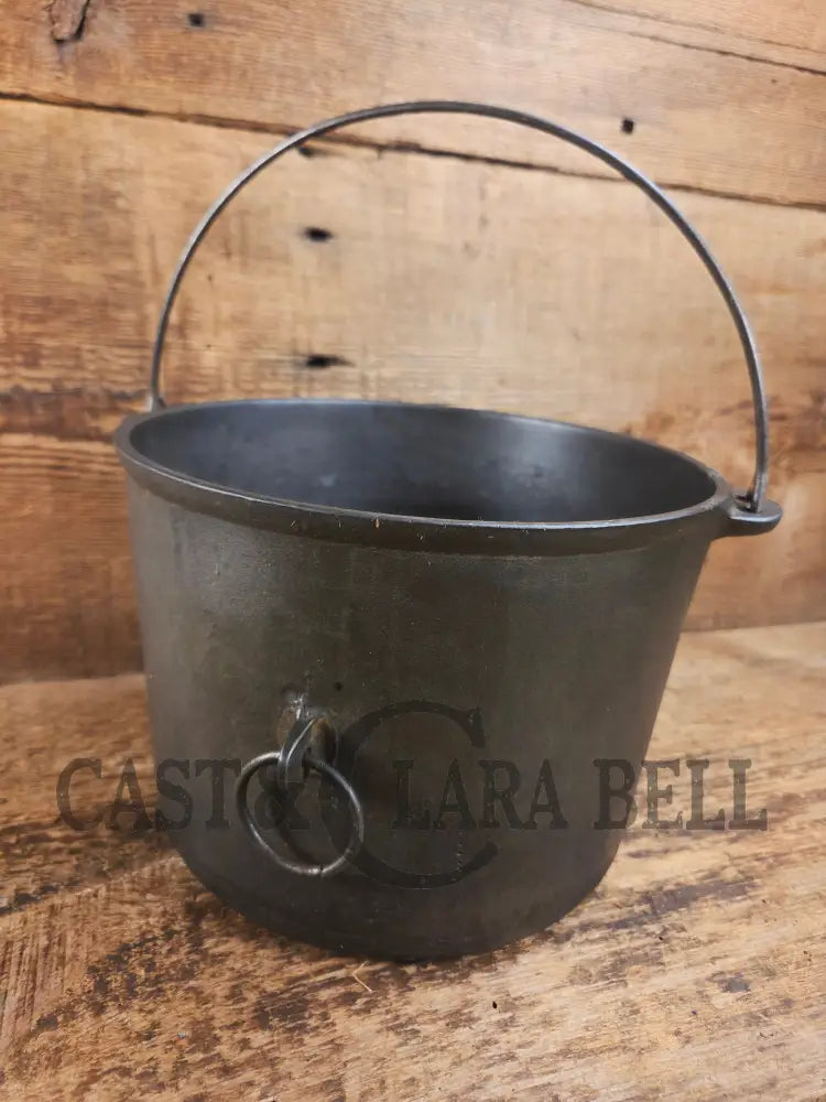 Collector’s Piece: 1930’s #6 Wagner Ware Sidney flat bottom kettle. PERFECT daily user for soups stews and chili! Dutch