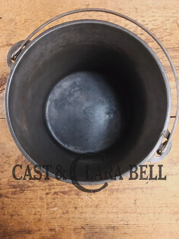 Collector’s Piece: 1930’s #6 Wagner Ware Sidney flat bottom kettle. PERFECT daily user for soups stews and chili! Dutch