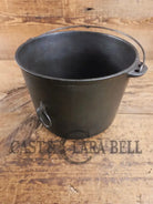 Collector’s Piece: 1930’s #6 Wagner Ware Sidney flat bottom kettle. PERFECT daily user for soups stews and chili! Dutch
