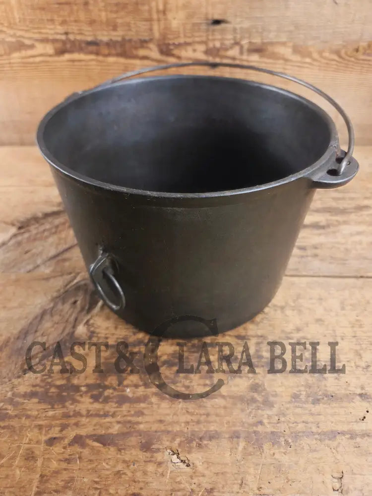 Collector’s Piece: 1930’s #6 Wagner Ware Sidney flat bottom kettle. PERFECT daily user for soups stews and chili! Dutch