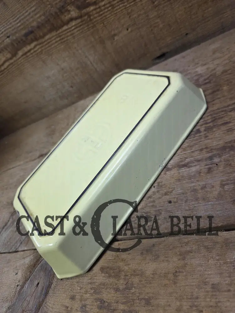 Cool and not often seen! 1940’s Griswold No. 81 ’Yellow and Cream’ enameled casserole dish!